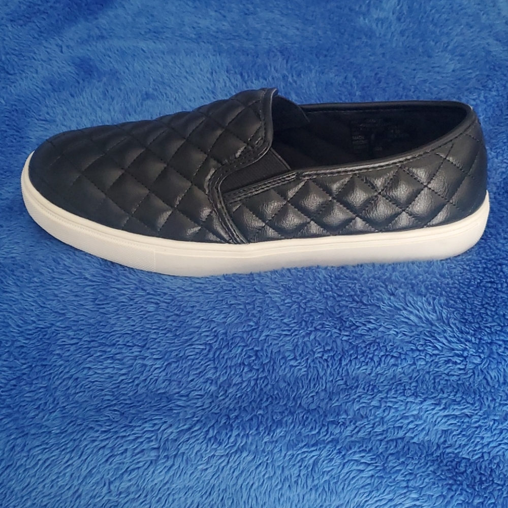 Womens slip on flat shoe